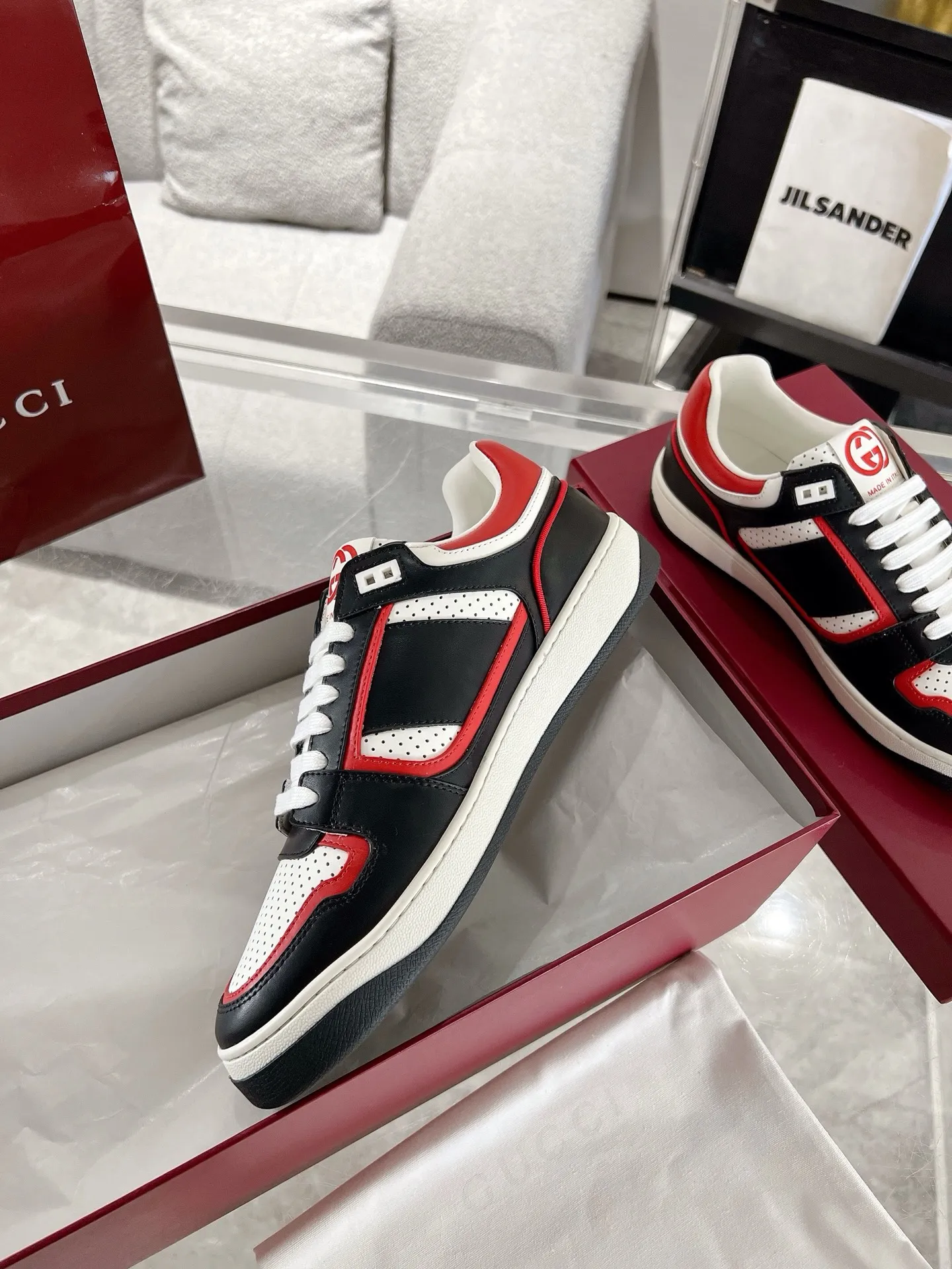 👟👟Ex-factory price 700👟👟 The latest casual sneakers for couples in white shoes❗️❗️ Original purchase, development and production. The sneakers are inspired by the classic sneakers of the 1970s, and the name is taken from the defensive movements in sports. This accessory is crafted from white leather, with an interlocking Double G stripe webbing embellished on the side, and the Gucci retro logo embellished on the shoe body. Original imported first-layer cowhide. Original custom-made soft sheepskin lining. Original open-molded TPU outsole. Bottom thickness: 2.5CM. Size: 35-44 (45 is custom-made and cannot be returned or exchanged)